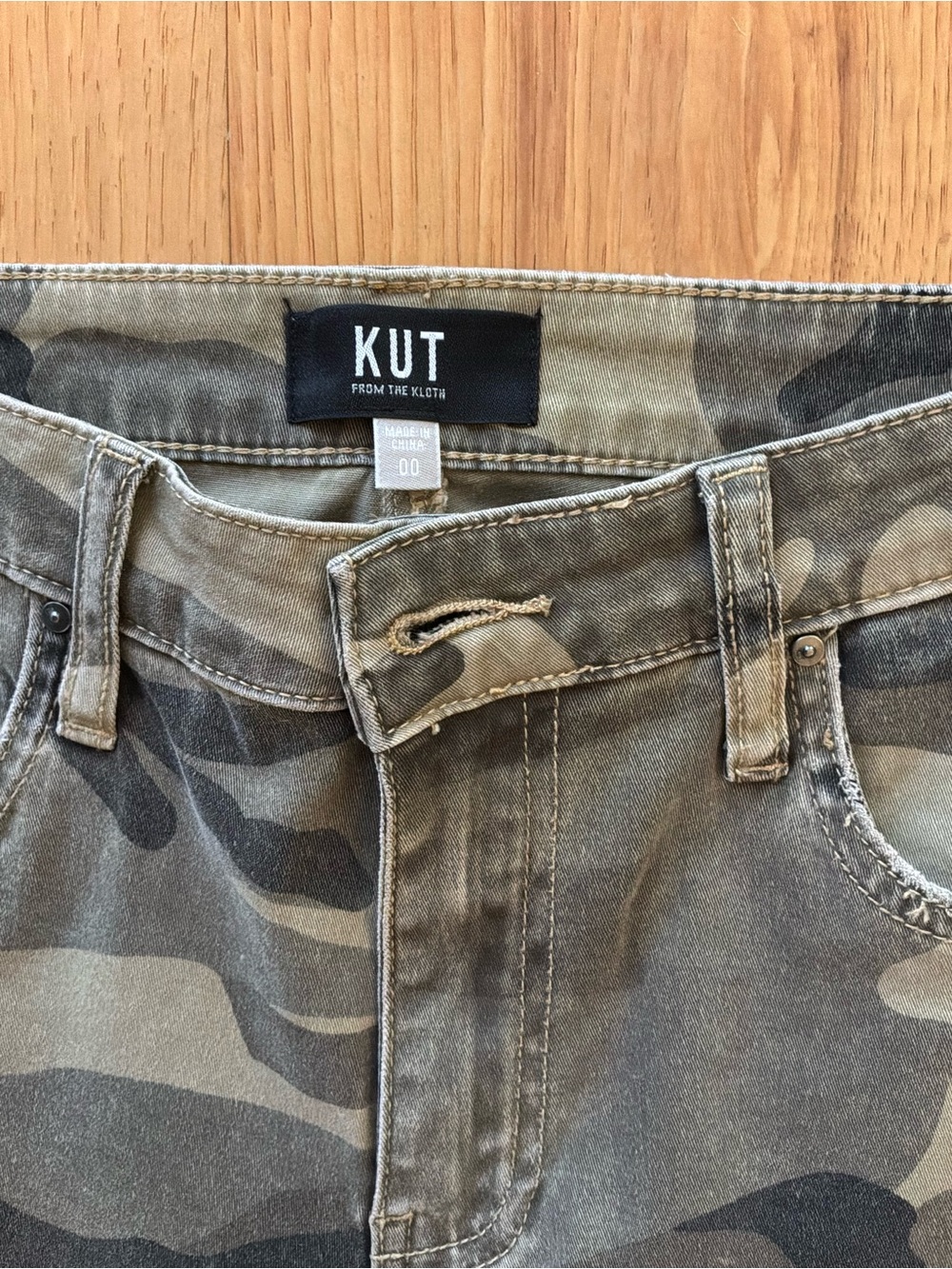 NWOT, Kut from Kluth “Kelsey” Camo Ankle Flare Jean, Size 00 - Picture 3 of 7